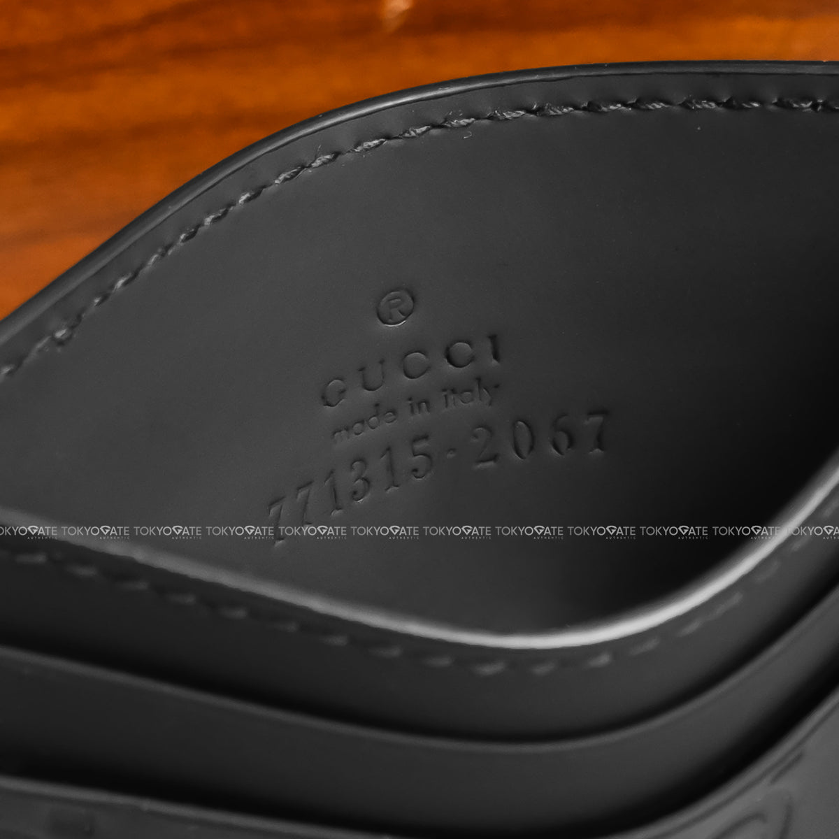 Ví đựng card Gucci 771315 AACOL 1000 GG Rubber-Effect Card Case Black