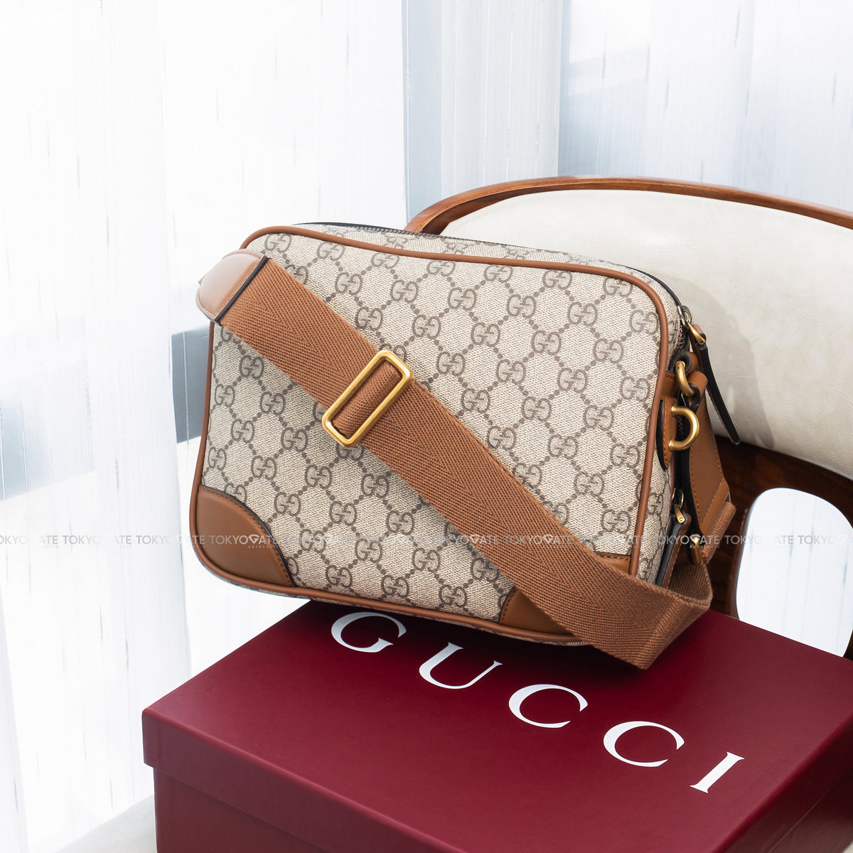 Túi Gucci 821160 FAED3 9786 GG Emblem Medium Crossbody Bag Beige Dark Brown